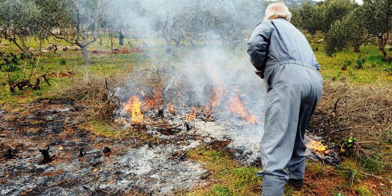 Spaljivanje biljnih ostataka loša je navika i prijetnja sigurnosti...
